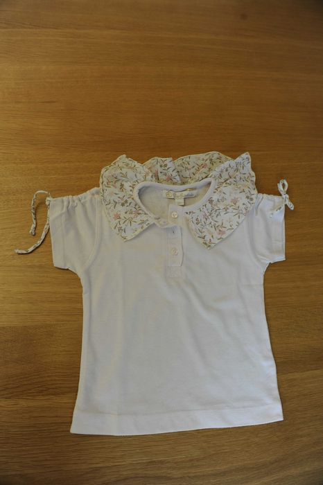 T-shirt rosa pálido com uma gola com folhinhos (2 anos)