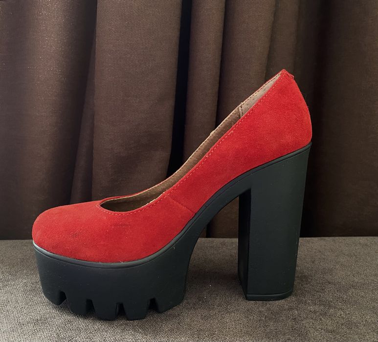 Нові замшеві червоні туфлі(середина шкіра)