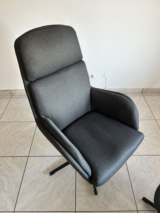 Poltrona giratória com puf JYSK – cinzento antracite – como nova