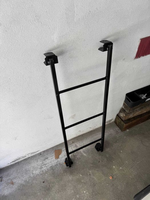 Cama de Beliche em Metal Preto com Ripas de Madeira - 2 pessoas