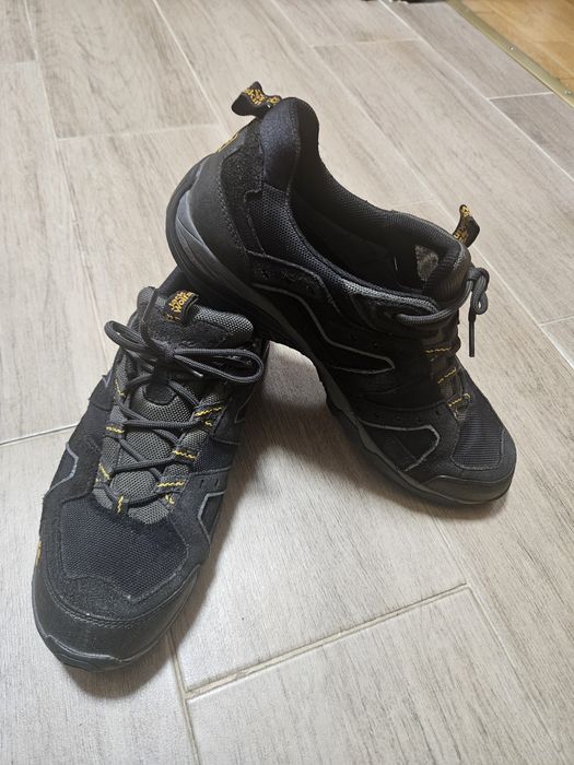 Продаю оригінальні трекінгові кросівки Jack Wolfskin розмір 44,5 стан хороший
Розмір 44,5