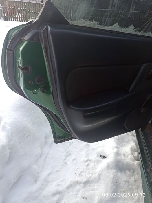 Продам двері на мазду 323f хороший стан