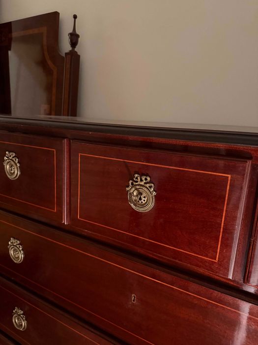 Mobília estilo inglês: cómoda, cama, mesa de cabeceira e cadeira