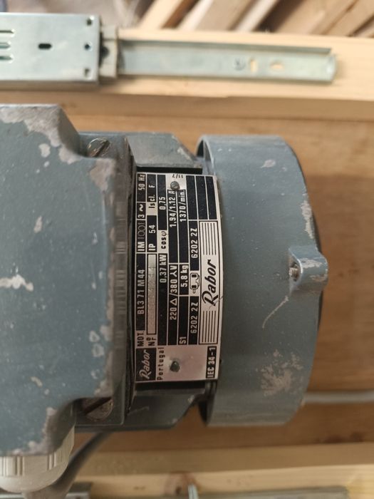 Motor trifásico com cabeça de berbequim
