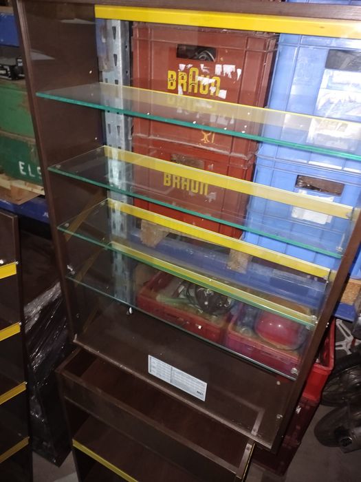 Gablota na.modele sklepowa witryna