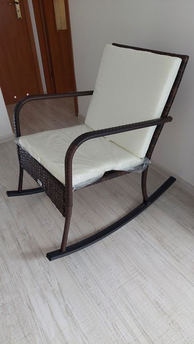Fotel bujany z poduszkami