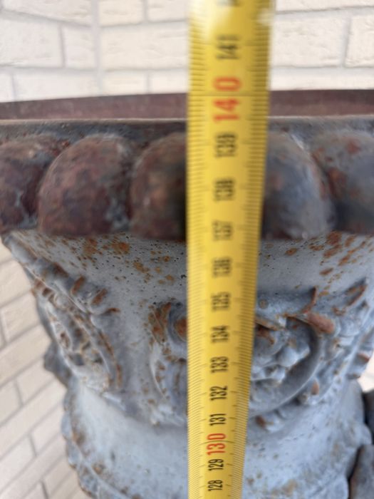 Stara ogrodowa żeliwna donica na podstawie