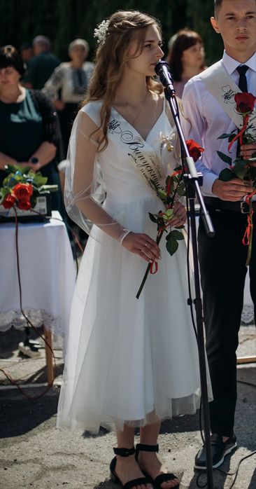 Біла випускна сукня