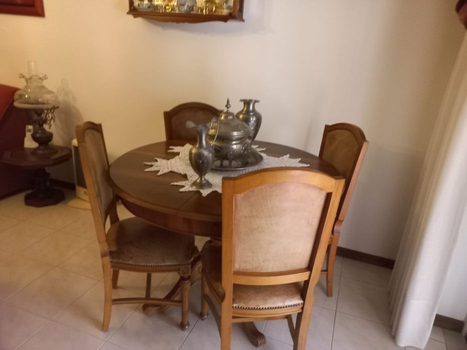 Móvel e mesa de sala
