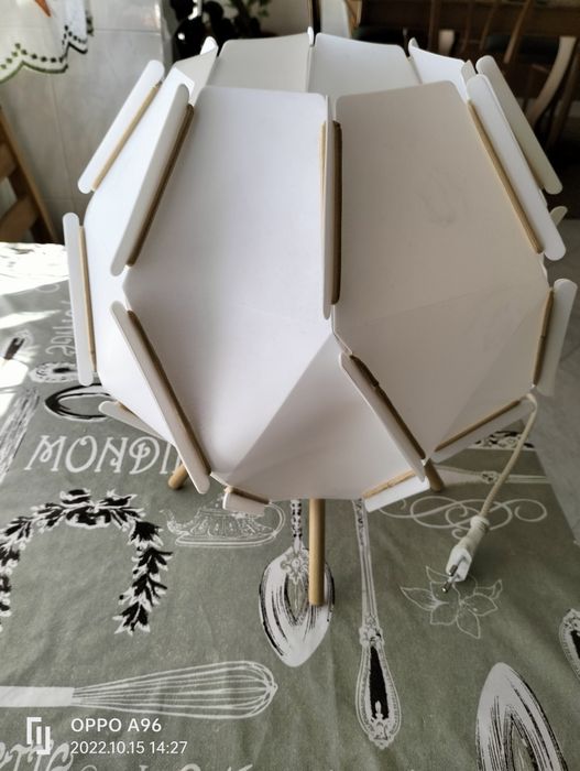 Candeeiro de mesa ikea muito bonito.