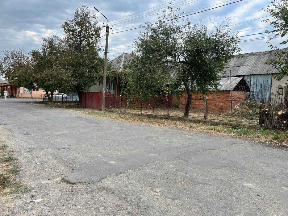 Продається будинок і земельна ділянка біля лікарні