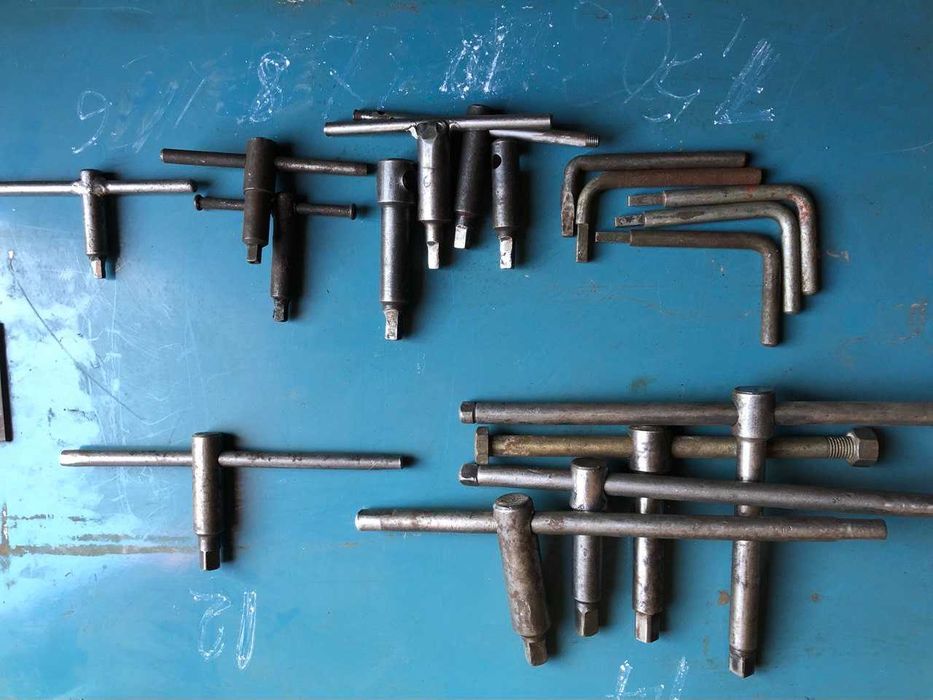 Ключі для токарних патронів, тісків. Цанги.