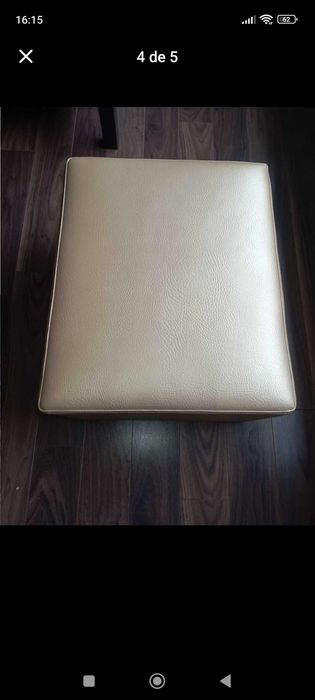 2 Sofás e 1 mesa de centro estofados a dourado