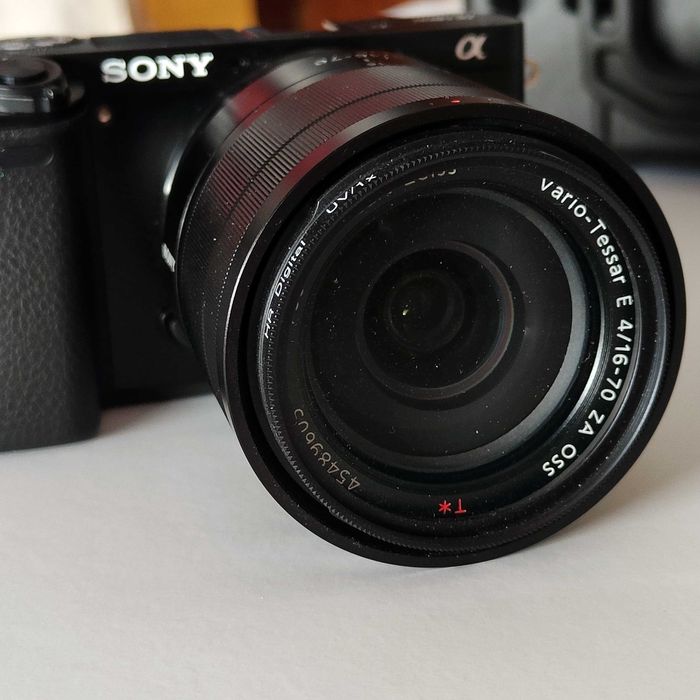 Câmara Sony a6000 + Sony Zeiss 16-70mm f/4 + extras, perfeito estado