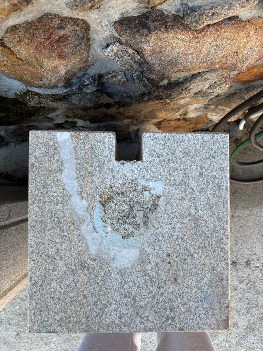 Vendo pedestal de pedra