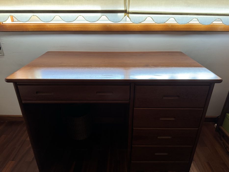 Secretária em nogueira