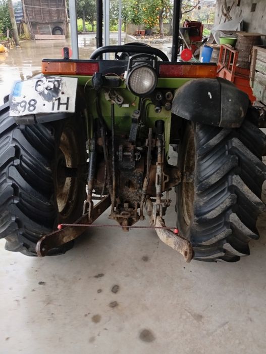 Trator usado com alfaias