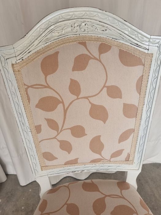 Cadeira antiga restaurada e mesa baixa
