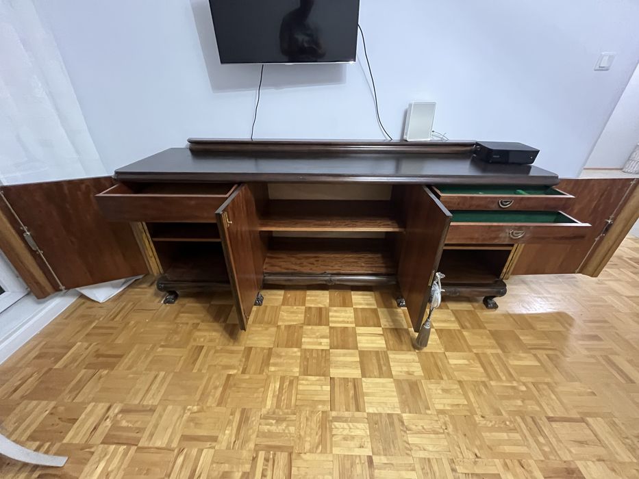 Stylowy bufet z litego drewna — elegancja i solidność