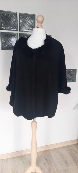 5. Ponczo, narzutka czarna sweterkowa