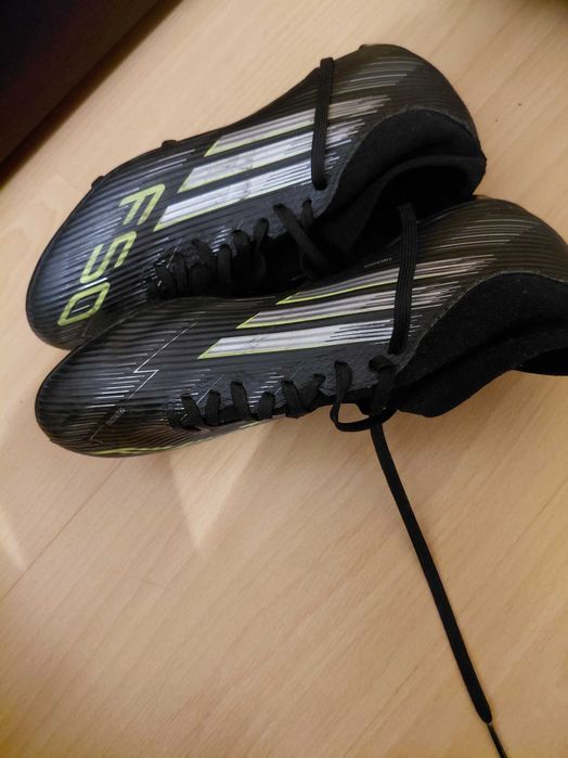 Chuteiras Adidas f50 em ótimo estado perfeitas para jogar no relvado sintético