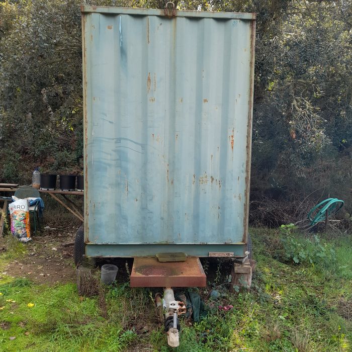 Contentor fixo em atrelado de 2 eixos