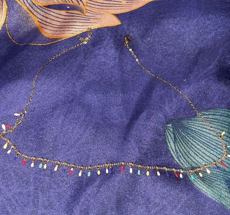 Vendo colar em metal dourado e acabamentos manuais