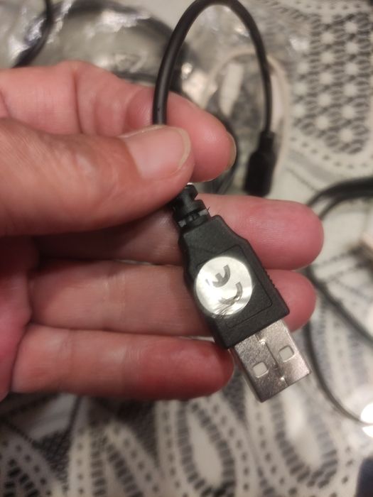 Przewody do ładowania telefonu.