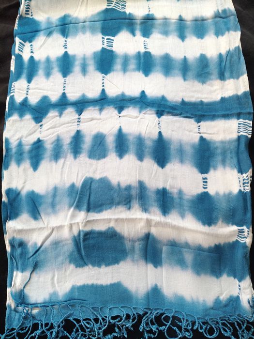 Ozdobny, oryginalny szalik, batik, biały z niebieskimi pasami