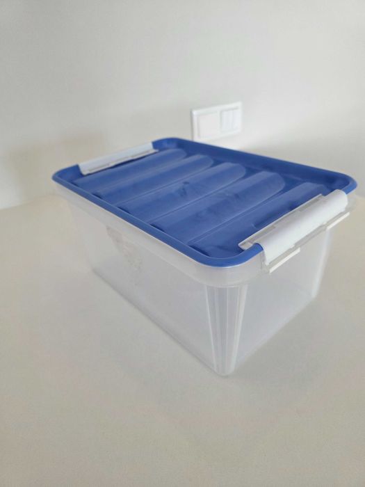 Caixa Arrumação Plástico Tampa Azul 34x22.5x17cm - Bom Estado