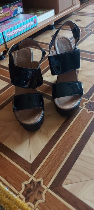 Босоножки на каблуке