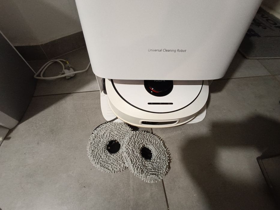 Robot sprzątający roidmi ewa z mapami