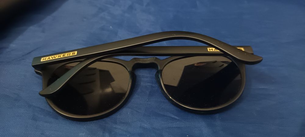 Óculos são do modelo Hawkers Warwick