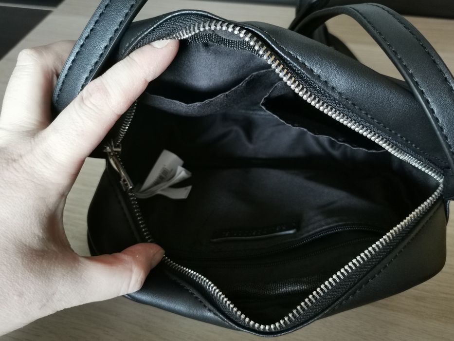 Reserved czarna mała torebka z ekoskóry w haftowane róże