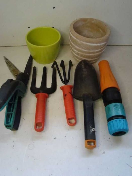 zestaw narzędzi ogrodowych grabki łopatki nożyce donice osłonki