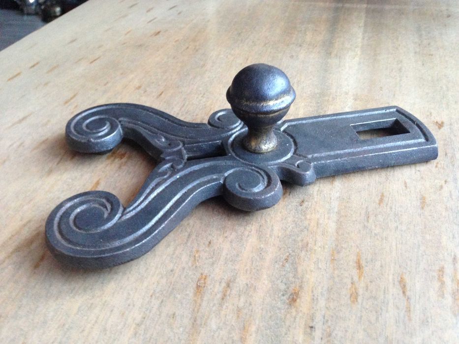 Stara żeliwna zasuwa do drzwiczek piekarnika w kuchni kaflowej.