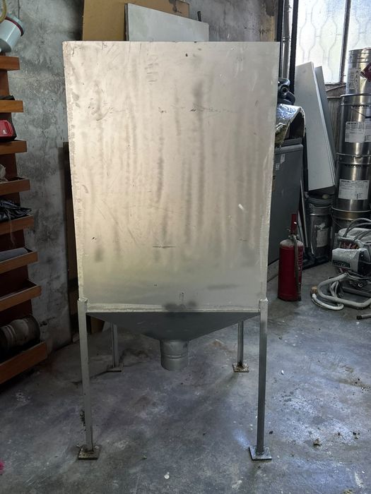 Silo / Depósito Cónico em Ferro com Pés de Apoio (Pellets / Ração / Resíduos)