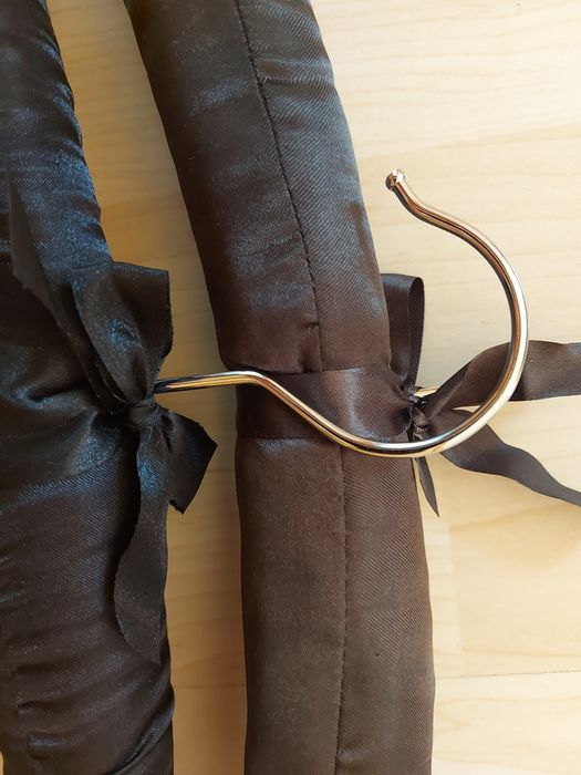 Cabides pretos forrados a cetim