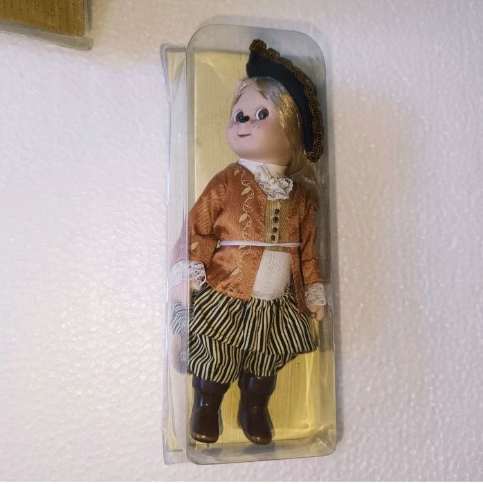 Conjunto Bonecos de Porcelana Peter Pan Gato Botas Capuchinho Vermelho