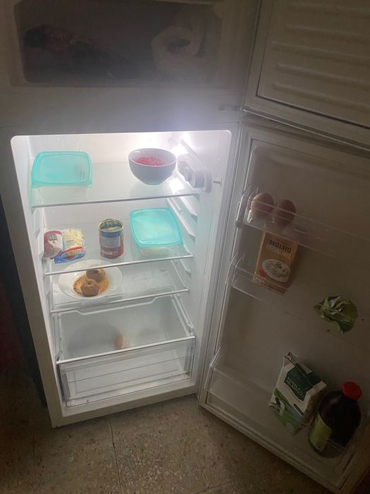 Frigorífico vende se