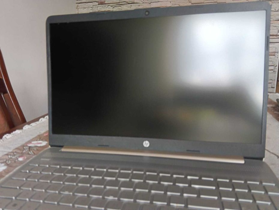 Laptop HP 15S kolor srebrny stan Bdb.