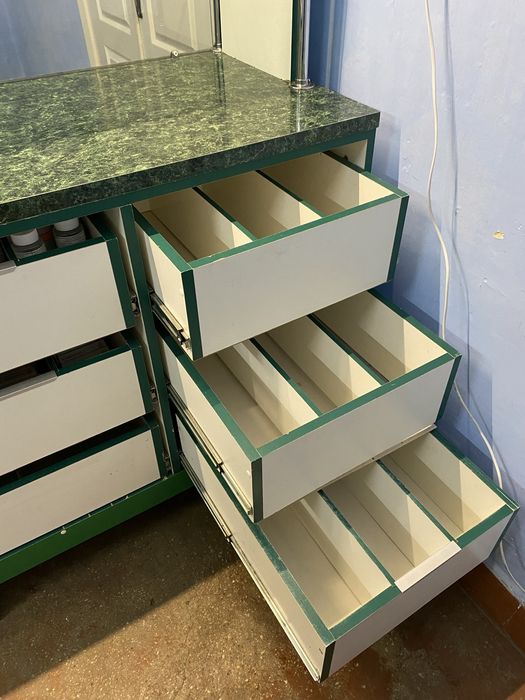 Вітрини / аптека / стелажи / полички /