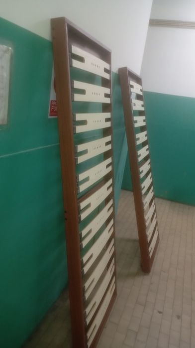 Estrados de solteiro em madeira