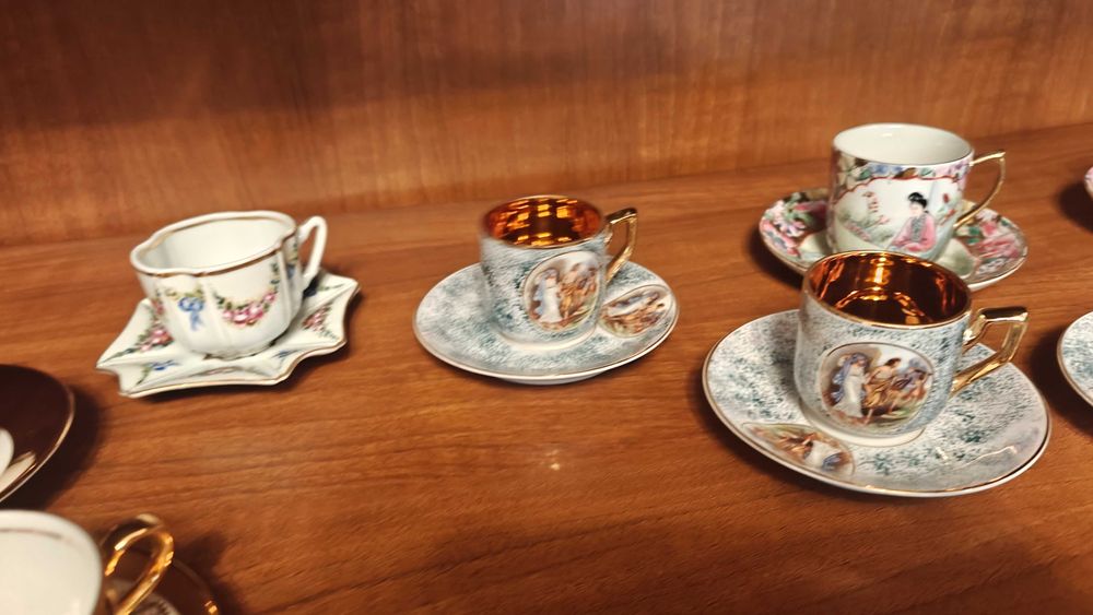 Diversas chávenas de coleção
