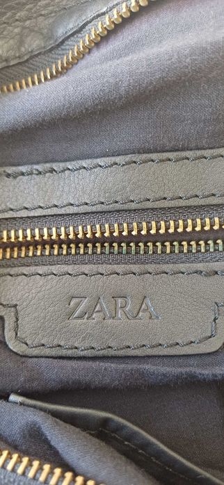 Mala preta em pele com tachas douradas