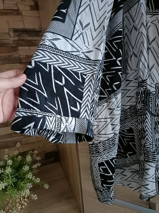 Czarno biała wzorzysta narzutka z wiskozy plus size