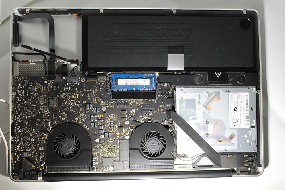 Apple MacBook Pro a1297 Core i7 2.3 4GB RAM Radeon 6750M 17" FullHD