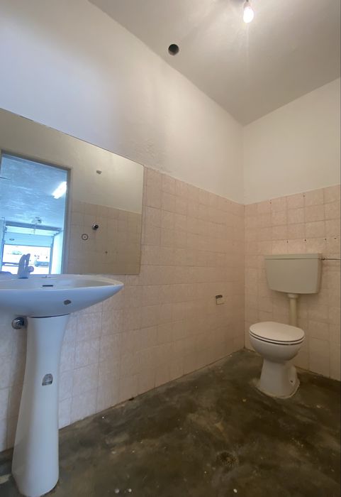 Garagem / Armazém 30m2 com WC, água, luz - Torre da Marinha