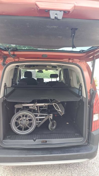Veiculo com cadeira de rodas com elevador elétrico, acompanhante
