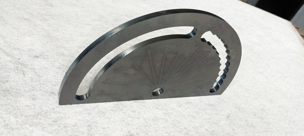 Kątownik do stołu spawalniczego system 16 mm